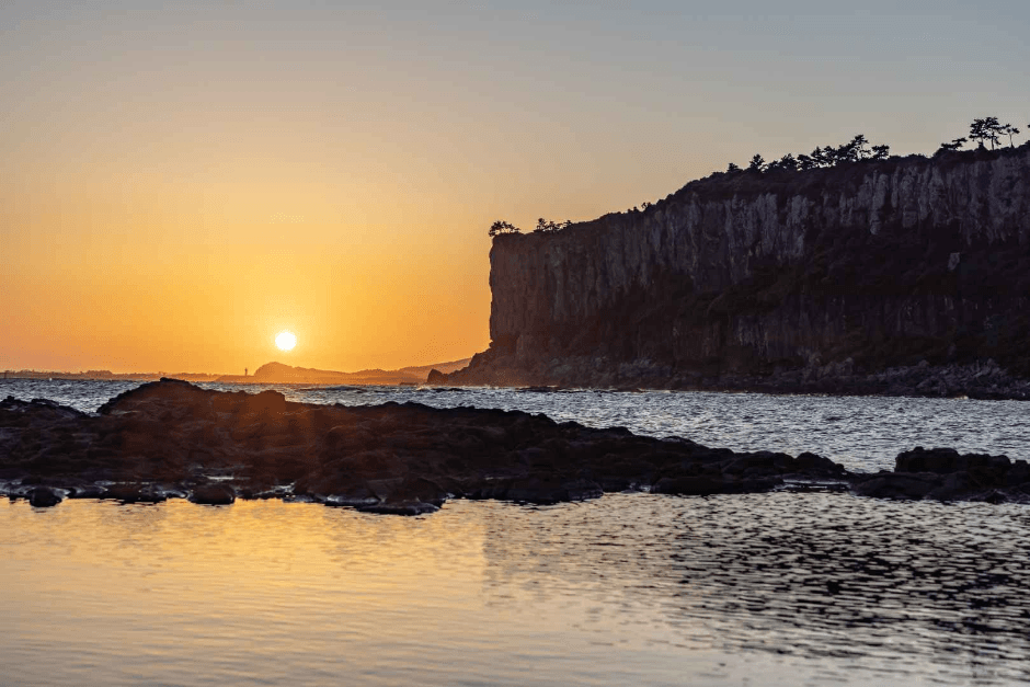 Baksugijeong Cliffs thumbnail 3