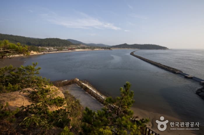 Hwawon Oceano Tourism Complex thumbnail 2