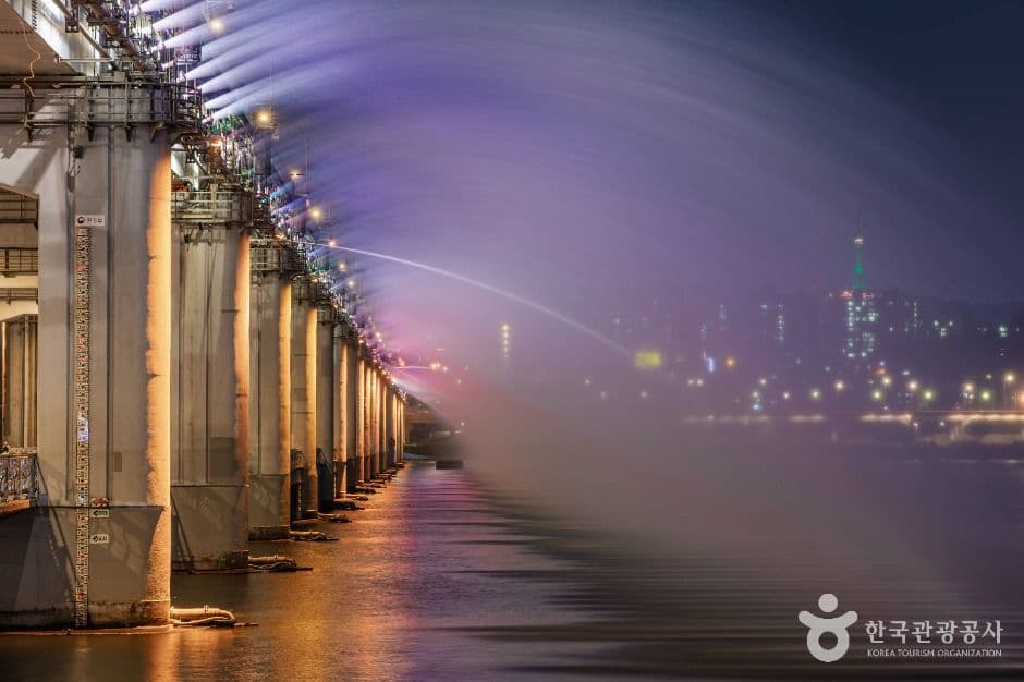Banpo Bridge Rainbow Fountain thumbnail 3
