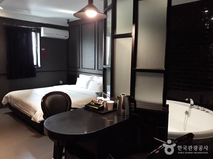 Almond Hotel thumbnail 3