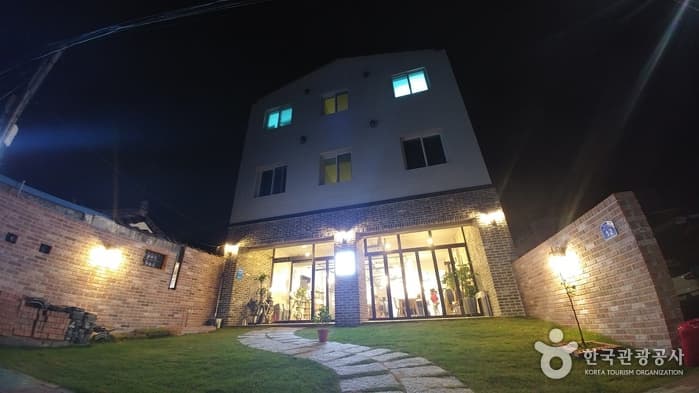 ALLEY HOSTEL & GUESTHOUSE image