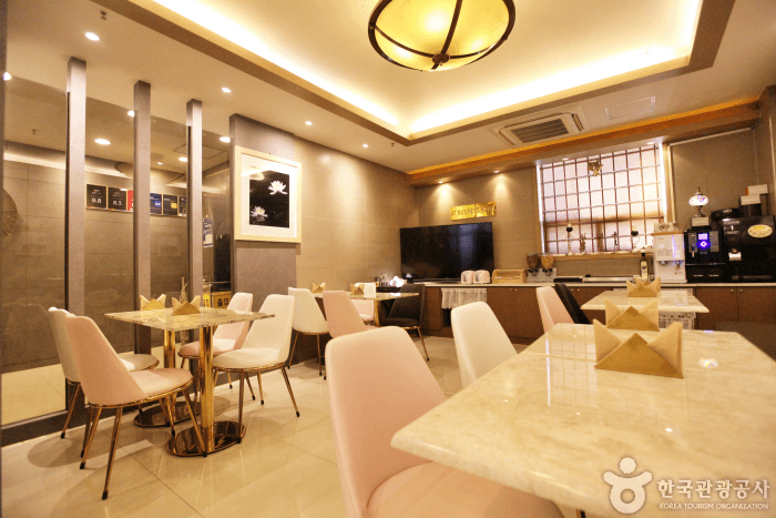 AT Business Hotel thumbnail 2